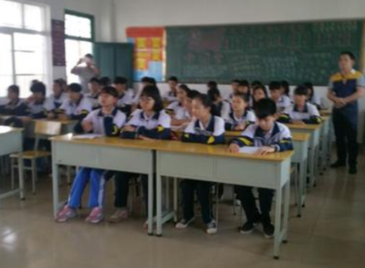 同学们议论着消息扩句